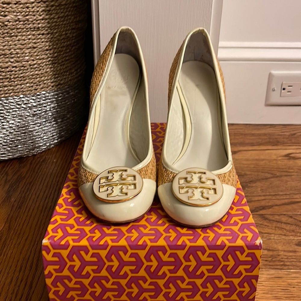 Tory Burch straw/patent leather heels